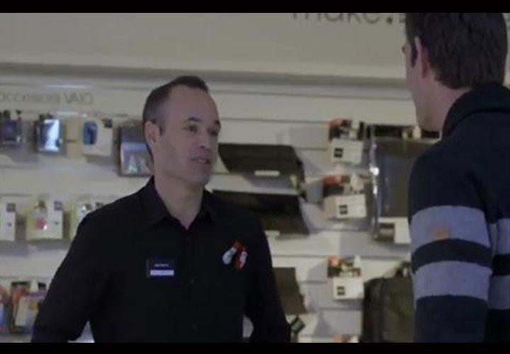Andres Iniesta se disfraza como vendedor para sorprender a fans (VIDEO)