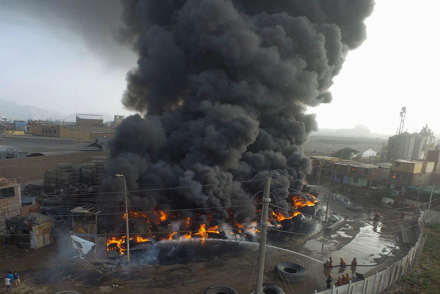 Comas, Los Olivos y Puente Piedra están en emergencia ambiental por gigantesco incendio en almacén