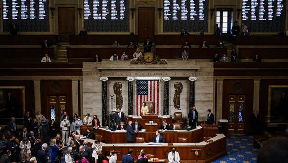 Se ve a la Cámara de Representantes después de votar 220-207 para aprobar la Ley de Reducción de la Inflación en el Capitolio de los EE. UU. en Washington, DC, el 12 de agosto de 2022. (Foto de OLIVIER DOULIERY / AFP)