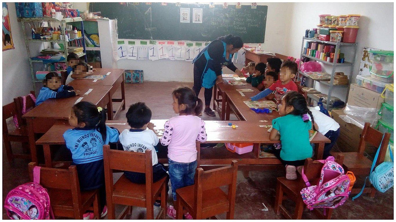 En Sechín Alto, niños estudian sin servicios básicos