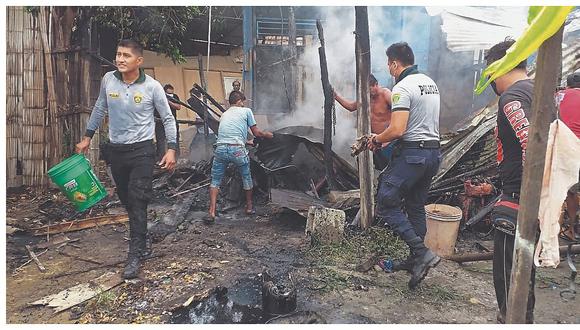 Tumbes: Policías ayudan a apagar incendio en una vivienda 