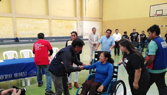 Beneficiarios de Omaped reciben sillas de ruedas 