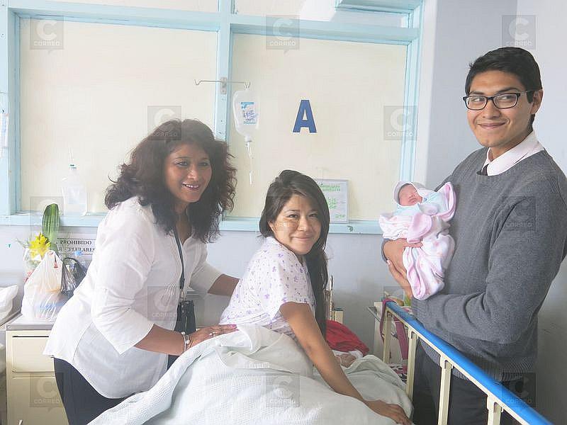 Pareja se convierte en padres en Día de la Madre