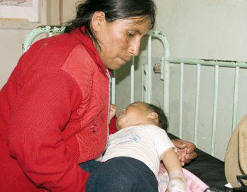 Niña pobre presenta tumor en el cuello