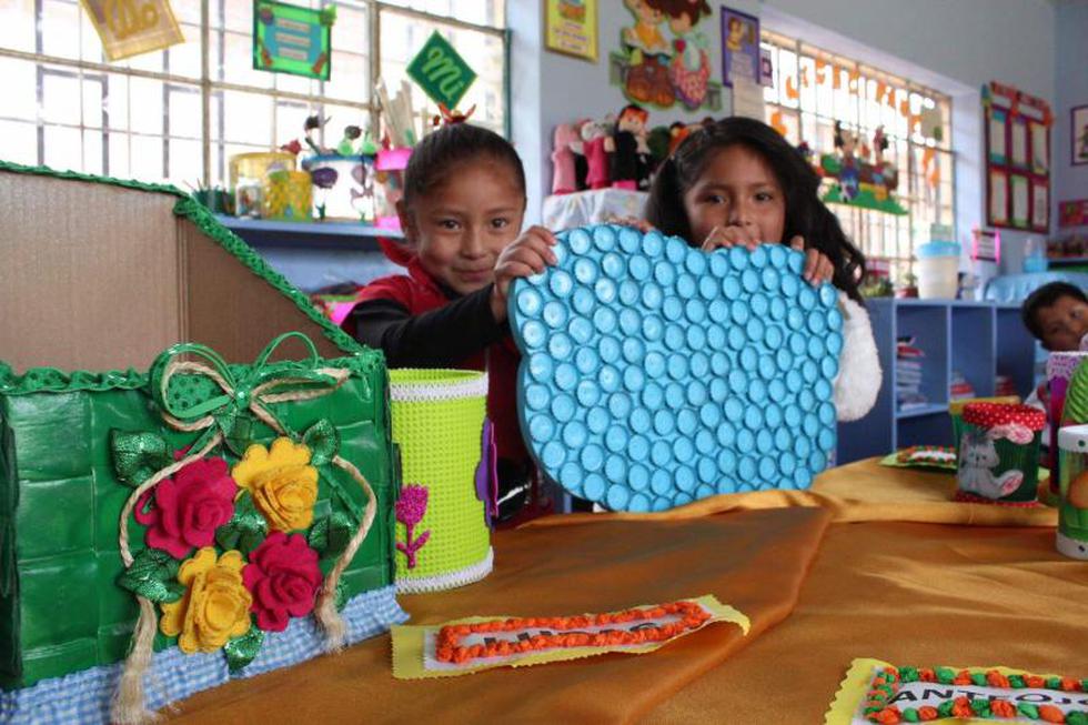 Niños fabrican sus propios juguetes con material reciclable (FOTOS)