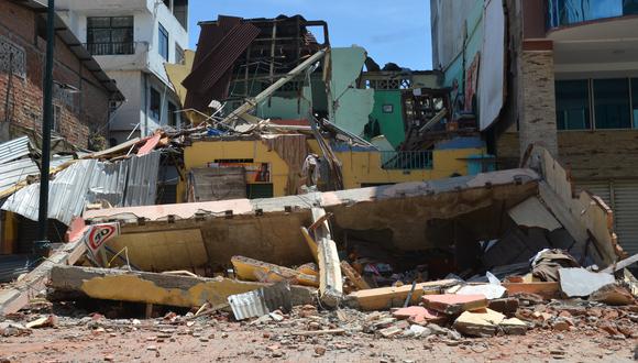 Se ven edificios destruidos tras sismo en la ciudad de Machala, Ecuador el 18 de marzo de 2023. - Cuatro muertos en el sur de Ecuador y daños en edificaciones tras sismo con epicentro en ese país, que alcanzó a su vecino Perú, según un preliminar equilibrio de autoridades. El sismo de magnitud 6,5 en Ecuador y 7,0 en Perú se registró a las 12:12 hora local (17:12 GMT) en el municipio ecuatoriano de Balao, a unos 140 kilómetros del puerto de Guayaquil, y a una profundidad de 44 kilómetros, informaron las autoridades. informado. (Foto por Gleen Suárez / AFP)