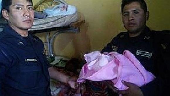 Puno: policías hacen de parteros y ayudan a traer una bebé a este mundo 
