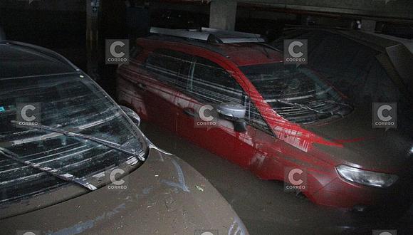 30 vehículos quedan atrapados al inundarse cochera de edificio