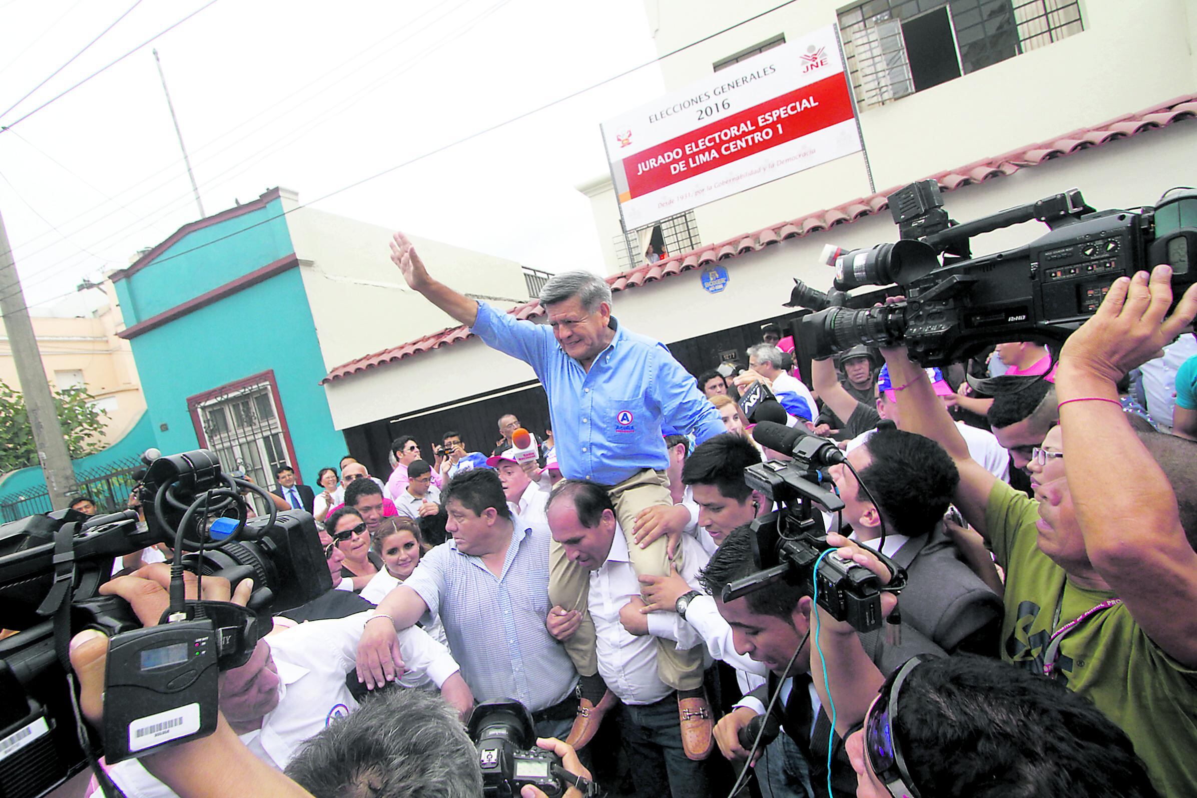 ​César Acuña vivirá en San Juan de Lurigancho por “estrategia”