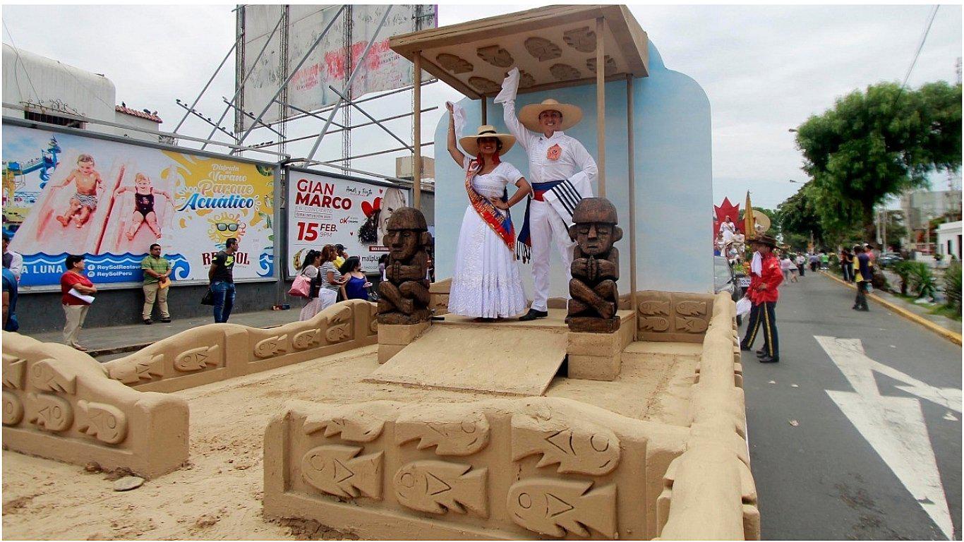 ​Artistas elaboran carro alegórico de maqueta Chimú