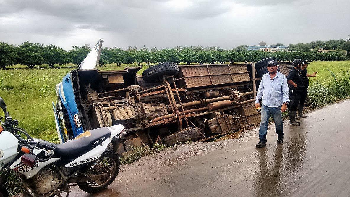 Más de cincuenta pasajeros se salvan de morir en Piura