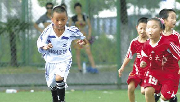 ​Niños chinos tendrán libros dedicados sólo a la enseñanza del fútbol