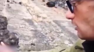 Periodista se quema la mano en vivo tras tocar lava del volcán de La Palma (VIDEO)