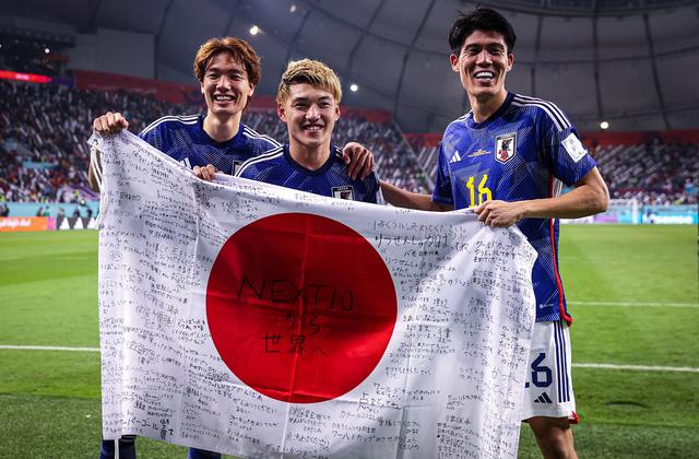 Festejo de Japón tras vencer a España y clasificar a octavos del Mundial. (Foto: EFE)