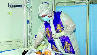Sacerdote visita a pacientes afectados con coronavirus