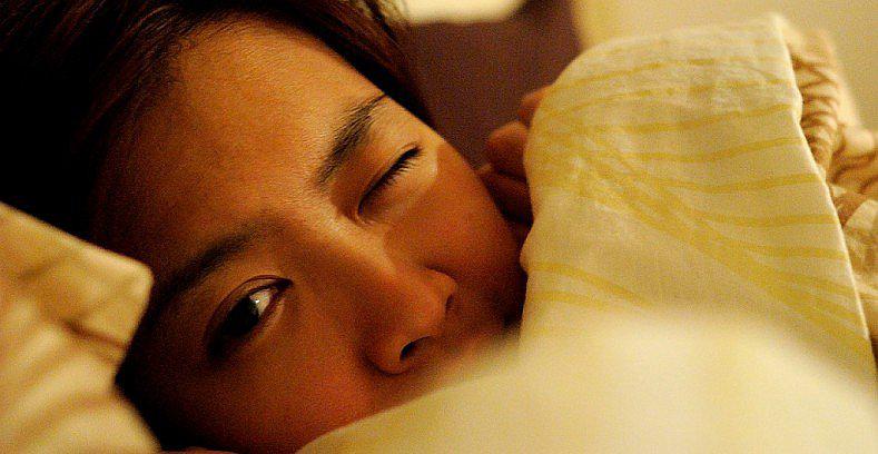 "Dormir con un ojo abierto" tiene una explicación científica 