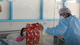 Dos bebés nacen a primeras horas de la Navidad en Tacna y reciben la bendición de obispo 