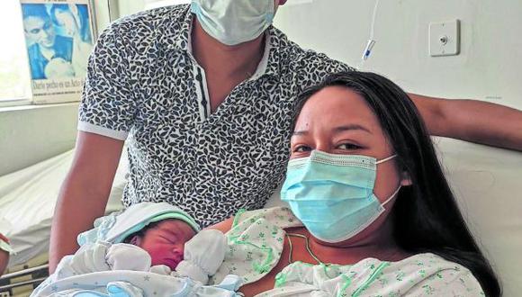 El primer pequeño nació a las 2:39 de la madrugada y pesó 2 kilos con 290 gramos en el hospital José Cayetano Heredia de Castilla.