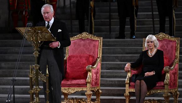 El rey Carlos III de Gran Bretaña, flanqueado por la reina consorte Camilla de Gran Bretaña, habla durante la presentación de los discursos de ambas Cámaras del Parlamento en Westminster Hall, dentro del Palacio de Westminster, en el centro de Londres el 12 de septiembre de 2022. (Foto de Ben Stansall / varias fuentes / AFP)