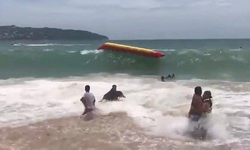 YouTube: mujer se bañaba en el mar, una ola la tumbó y se quedó sin bikini (VIDEO)