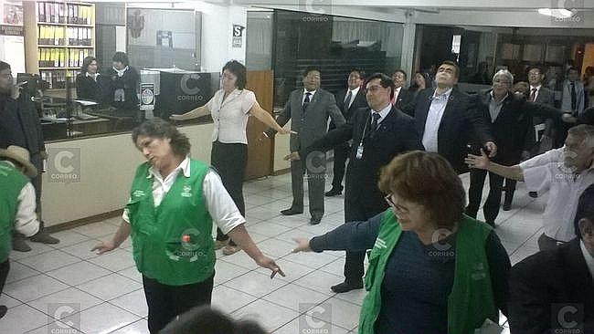 Arequipa: Autoridades y funcionarios hacen ejercicios en municipio (VIDEO)