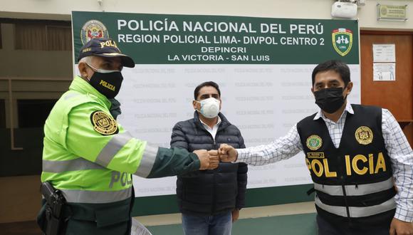 Carlos Álvarez junto a responsables de captura de presuntos delincuentes. Fotos: Diana Marcelo/ @photo.gec
