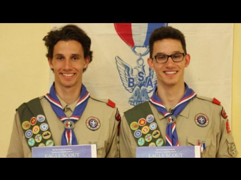 Hace campaña para que Boy Scouts acepten a su hermano gemelo gay