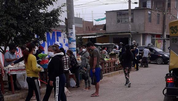 La Libertad: Cierran el mercado 16 de Enero, pero comerciantes invaden vía pública y siguen vendiendo