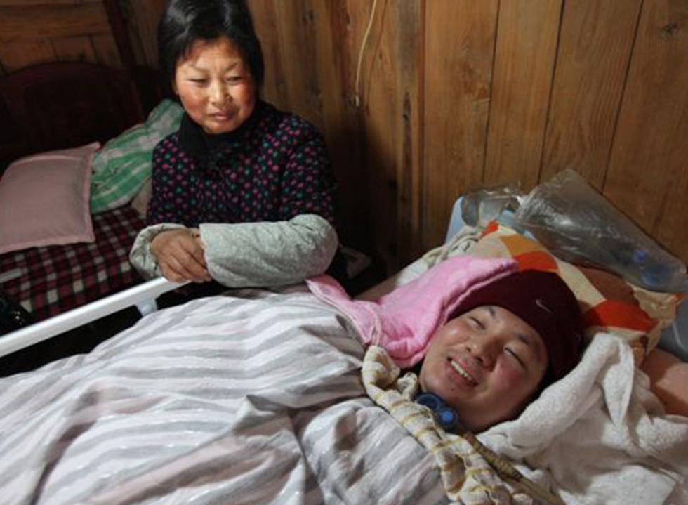 China: Joven sobrevive con respirador artificial casero