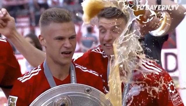 Cada festejo de campeonato del Bayern Múnich son unos carnavales de cerveza en los que también participó el peruano Claudio Pizarro. (Captura: Bayern TV)