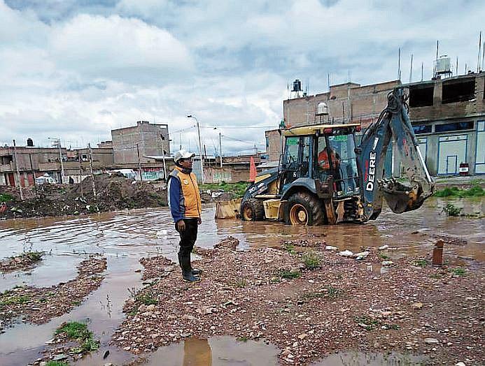 Calles de San Miguel se inundan por intensas lluvias en Puno