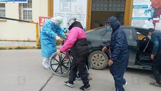 Huancayo: hijos trasladan a su madre con COVID-19 a hospital pero llegó sin vida a la puerta del nosocomio  (VIDEO)