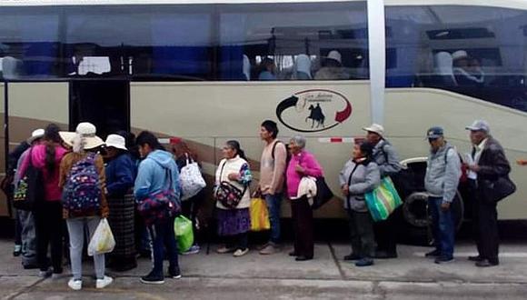 Bloqueo de carretera en Arequipa frustra viaje a la playa de adultos mayores