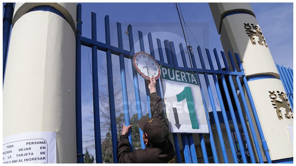 Postulante escala rejas y salta al interior de universidad para rendir examen (FOTOS)