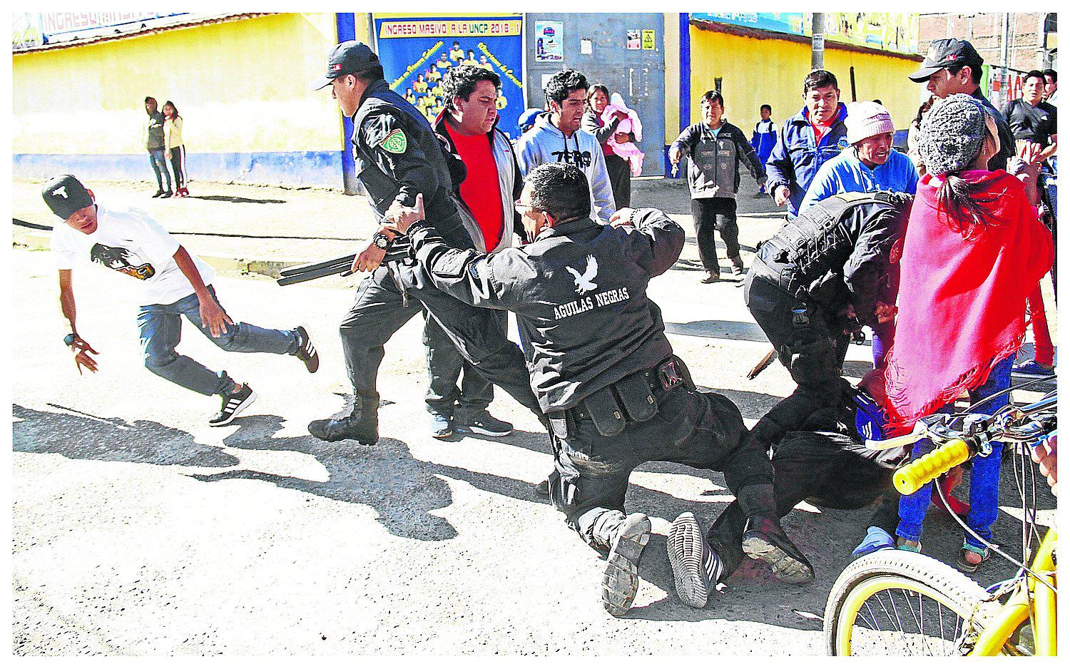 ​Por no acatar paro, turba da correazos a choferes, rompe parabrisas y cierra locales
