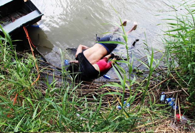 24 de junio de 2019 | Foto viral de inmigrantes muertos en un río. Un padre y su hija de menos de dos años perdieron la vida al intentar cruzar el río Bravo cerca de la ciudad mexicana de Matamoros. La imagen se hizo viral y provocó varias reacciones a nivel mundial. (EFE)