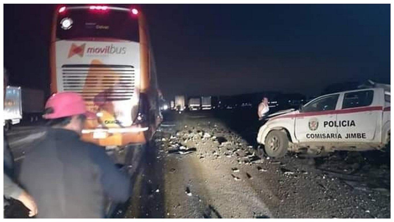 Patrullero choca contra bus y policía pierde la vida 