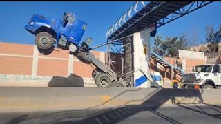 Volquete quedó atascado en el puente peatonal de la Vía de Evitamiento