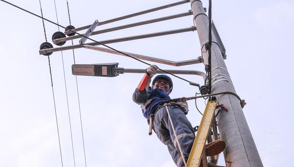 La compañía eléctrica precisó que la suspensión obedece a obras de mantenimiento preventivo a las redes eléctricas. Entérate del corte eléctrico distribuido por zonas y horarios en Lima y Callao. (Foto: Andina)