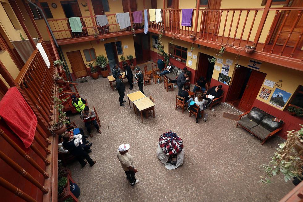 Diez extranjeros detenidos tras hallazgo de drogas en hostal de Cusco (FOTOS)