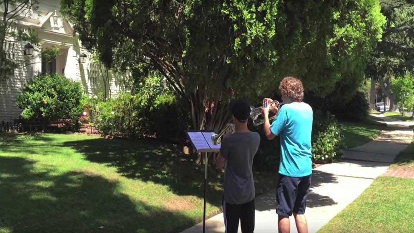 Así reaccionó el compositor musical, John Williams, al escuchar la banda sonora de “Star Wars” frente a su casa (VIDEO)