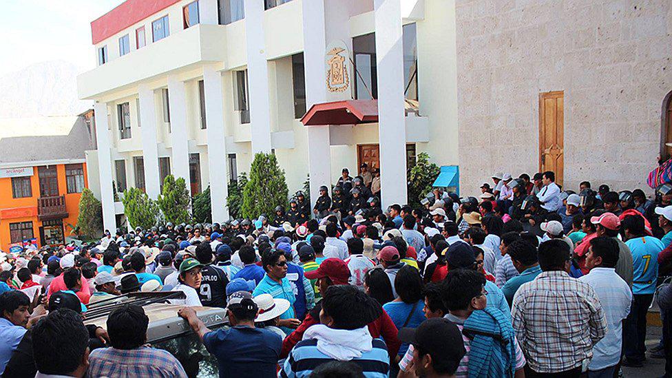 Taxistas moqueguanos con protesta sacaron a subgerente de transportes