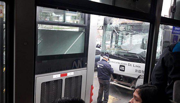 Dos buses del Metropolitano colisionan cerca de la estación Canaval y Moreyra