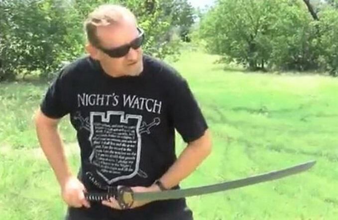 Game of Thrones: Fanático apuñala a delincuente con sable medieval