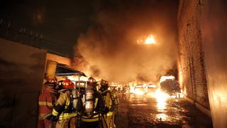 Camión cisterna, autos y mototaxis quemados tras incendio en cochera de Ate Vitarte (FOTOS)