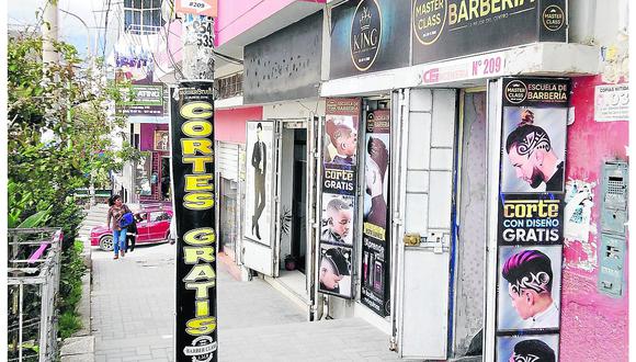 Delincuentes violentan puerta para robar una  escuela de barbería