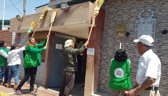 Simbolizaron la "limpieza" de la comuna provincial de Tacna de los presuntos manejos irregulares. (Foto: GEC)