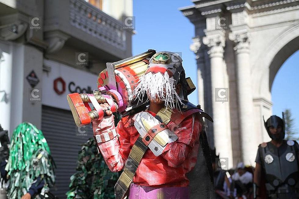 Niños y adolescentes desfilaron con trajes hecho con material reciclado en la Plaza de Armas (FOTOS)