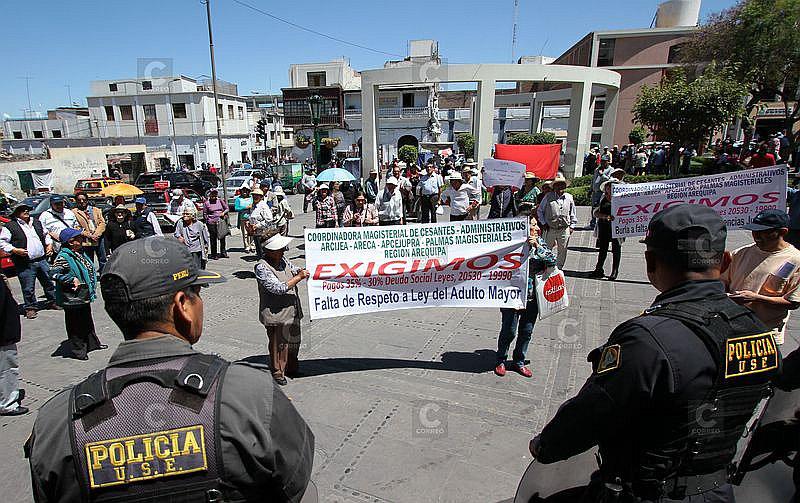Arequipa: 67 docentes fallecieron esperando  el pago de la deuda social