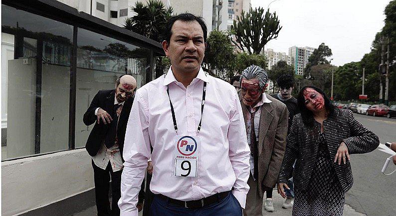 Elecciones 2020: Candidato se inscribe ante JNE acompañado de "zombies"